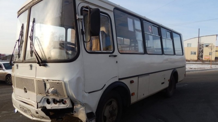 Два человека пострадали в ДТП с маршрутным автобусом в Братске
