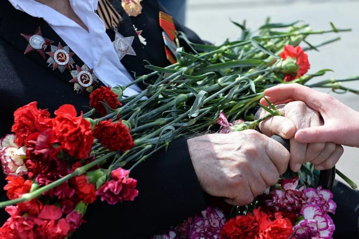 Руки ветерана с цветами