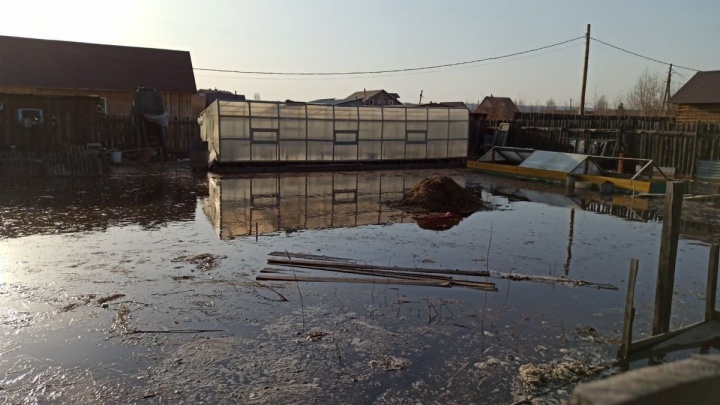 Участки частных домов в центре Читы затопило — власти говорят, что всё нормально