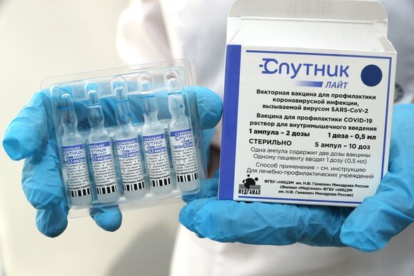 Стоимость дозы «Спутника Лайт» составляет 342 рубля, и это самая дешёвая вакцина — СМИ
