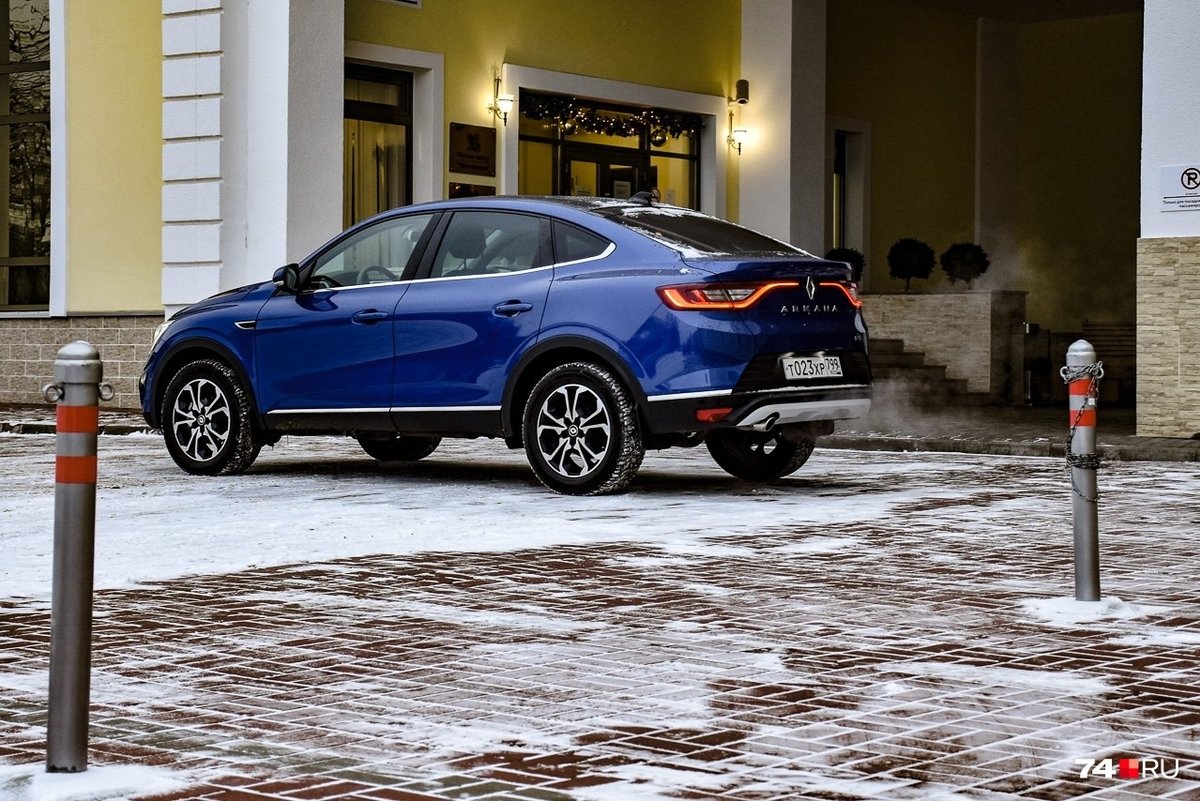 В декабре мы тестировали Renault Arkana, и стоимость тогда начиналась от 1,329 млн рублей, что уже выглядело зловеще, но теперь к ней добавилось еще полмиллиона В декабре мы тестировали Renault Arkana, и стоимость тогда начиналась от 1,329 млн рублей, что уже выглядело зловеще, но теперь к ней добавилось еще полмиллиона