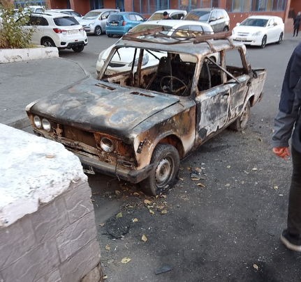 Сгоревшие «Жигули» четвёртый день стоят в центре Читы