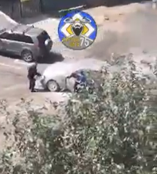 Машина загорелась на улице Бабушкина в Чите — видео
