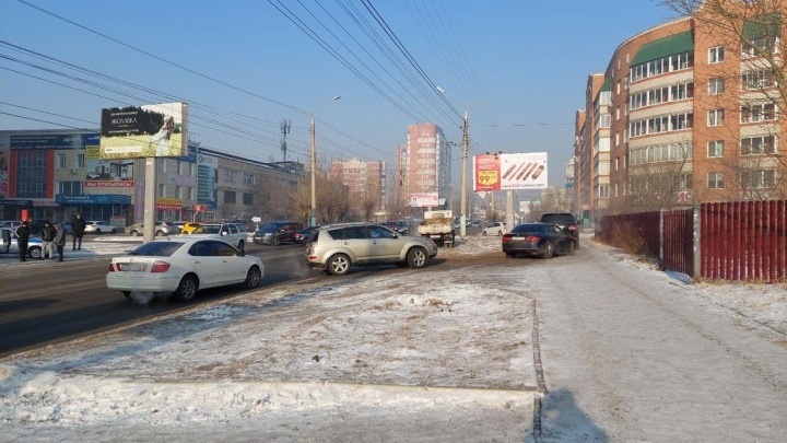 ДТП заблокировало одну полосу на Шилова в Чите — машины проезжают по тротуару
