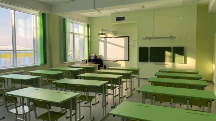 Школу на 725 мест открыли в Хомутово на 5 месяцев позже запланированного срока