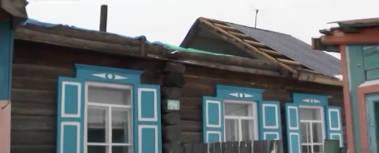 Крышу дома труженицы тыла из Балея снёс штормовой ветер 15 марта.