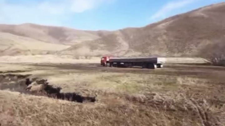 Пожарный «Урал» вытянул из грязи застрявший на сутки в Балейском районе грузовик