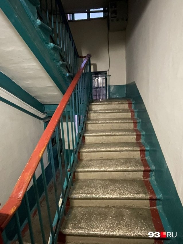 В подъезде узкие пролеты, чтобы устанавливать там пандусы В подъезде узкие пролеты, чтобы устанавливать там пандусы
