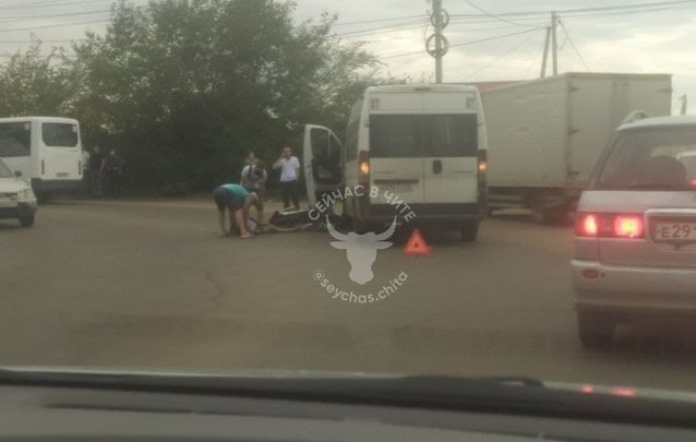 Водителя мотоцикла увезли в больницу после столкновения с иномаркой на Пожарке в Чите