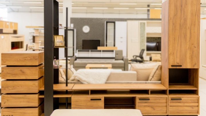 Кровати с коваными спинками и гостиные в стиле модерн привезла «Арена мебель» в Чите