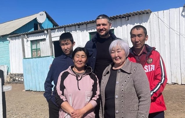 Троих сыновей из забайкальской семьи отправили на Украину — Осипов навестил родителей