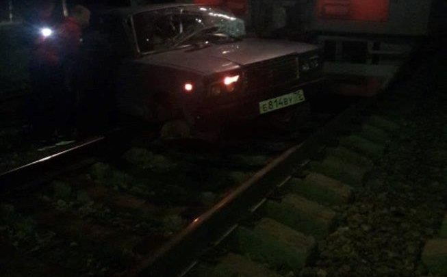Поезд в Забайкалье протаранил машину на переезде