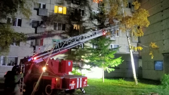 Двое человек погибли, 12 спасены на пожаре в пятиэтажном доме в Усть-Илимске
