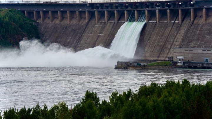 Уровень сбросов воды на Братской ГЭС увеличили с 5,3 до 6-6,5 тысячи кубометров в секунду