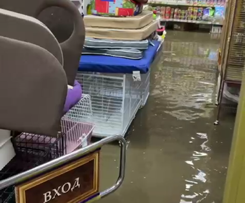 Цокольный этаж «Привоза» на Ангарской в Чите затопило во время ливня