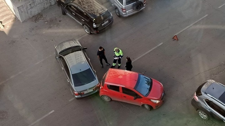 Две иномарки столкнулись багажниками и заблокировали въезд на Балябина с Бутина в Чите