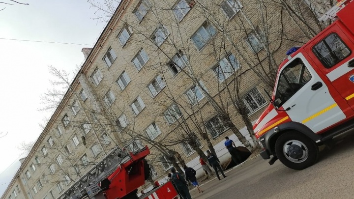 Пожарный спас женщину, стоявшую в окне пятого этажа общежития Читы