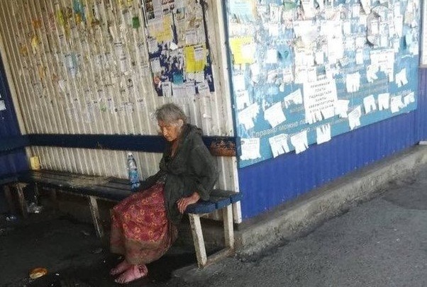 Сидевшая на вокзале с кровоточащими ранами на ногах пенсионерка скончалась в Чите