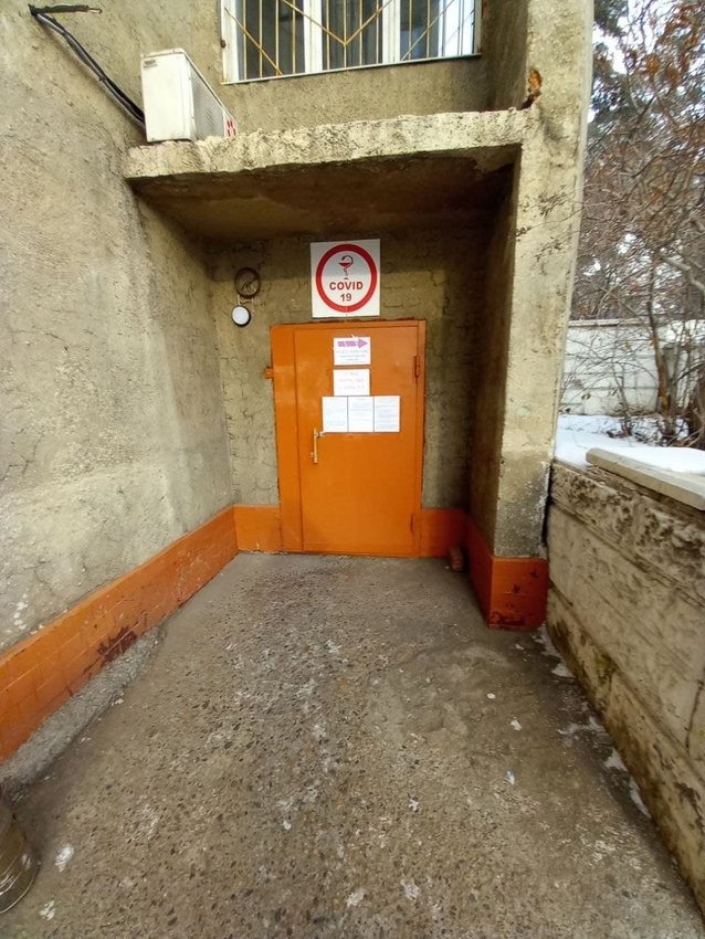 Вход для переболевших в монополиклинике по Богомягкова в Чите, осень 2021 г. Вход для переболевших в монополиклинике по Богомягкова в Чите, осень 2021 г.