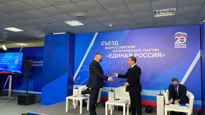 Депутат Гурулёв вступил в «Единую Россию» и получил партбилет из рук Медведева