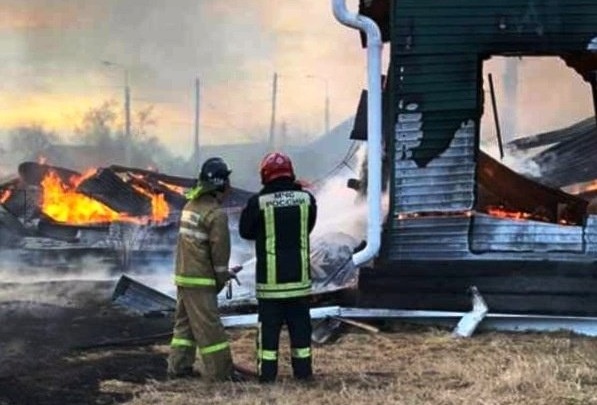 Два человека погибли на пожаре в доме в посёлке Шестаково