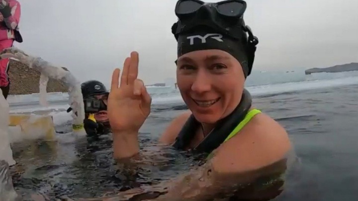 Москвичка проплыла 85 метров без гидрокостюма на Байкале и установила мировой рекорд