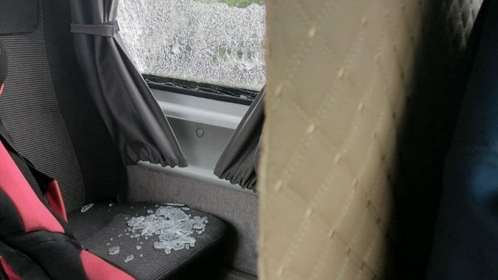 Вылетевший из-под автомобиля камень в Забайкалье разбил окно маршрутки — там сидел ребёнок