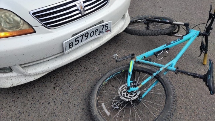 Полиция проверит инцидент с велосипедисткой, которую в Чите сбила женщина на Toyota Mark