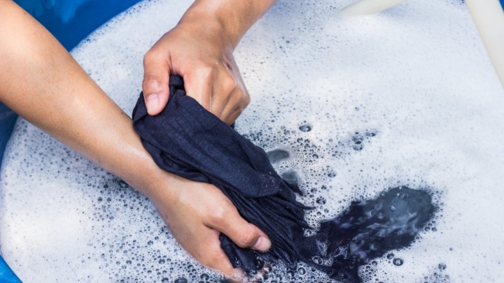Должен ли мужчина стирать носки, рубашки и прочее сам?