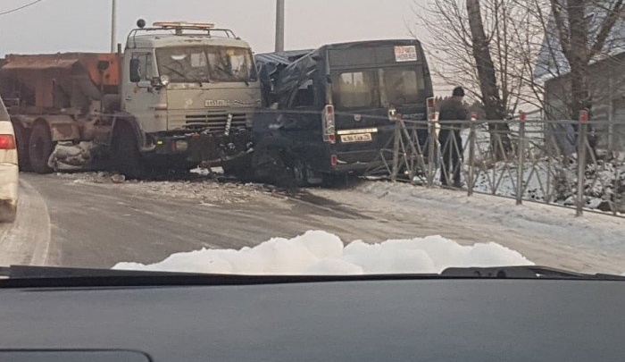 Очевидец ДТП маршрутки с КамАЗом в Песчанке: Мне показалось, каждый 2-й выходил с травмой