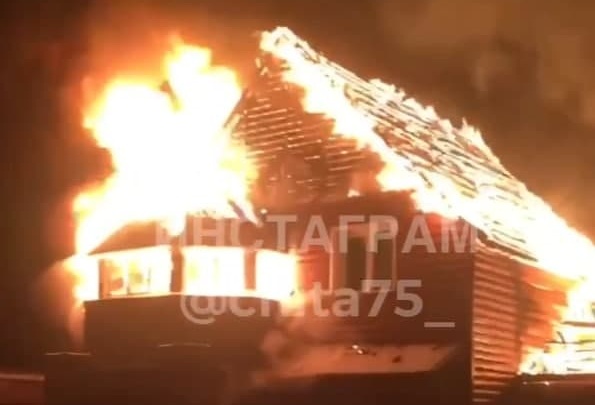 Пожар уничтожил двухэтажный дом под Читой
