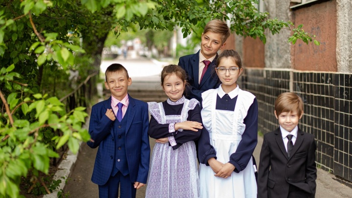 Новинки школьных платьев и костюмов для 1–11 классов прибыли в отдел «Для самых главных»