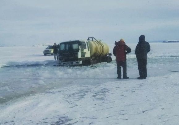 Машина для откачки выгребных ям провалилась в трещину на льду Байкала