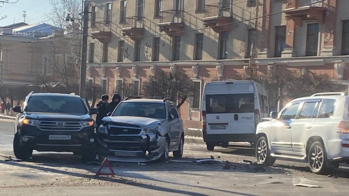 Три человека пострадали в ДТП с четырьмя машинами в Чите