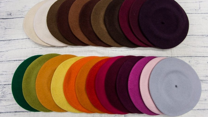 Береты более 25 цветов, мужские и женские вязаные шапки поступили в «Шапки Шляпки» в Чите