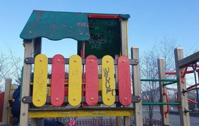 Сломанные и облезлые горки — читинка пожаловалась на детскую площадку на площади Революции