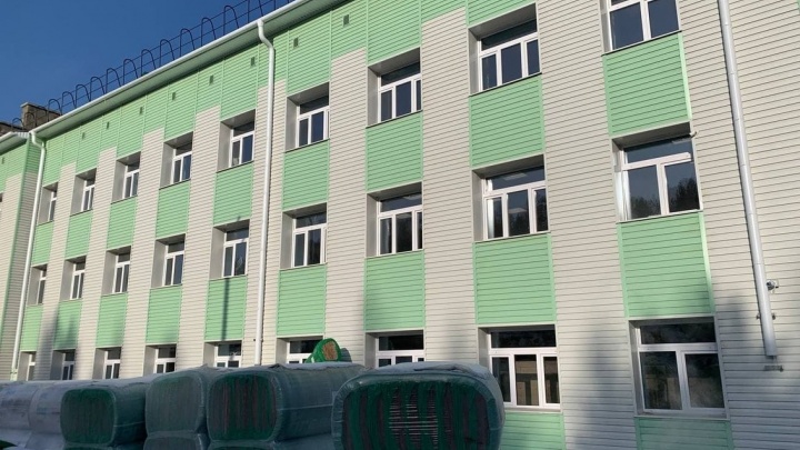 Осипов потребовал достроить возводимую уже 14 лет школу в Баляге до апреля 2022-го