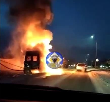 Микроавтобус сгорел на дороге в Засопке недалеко от Читы