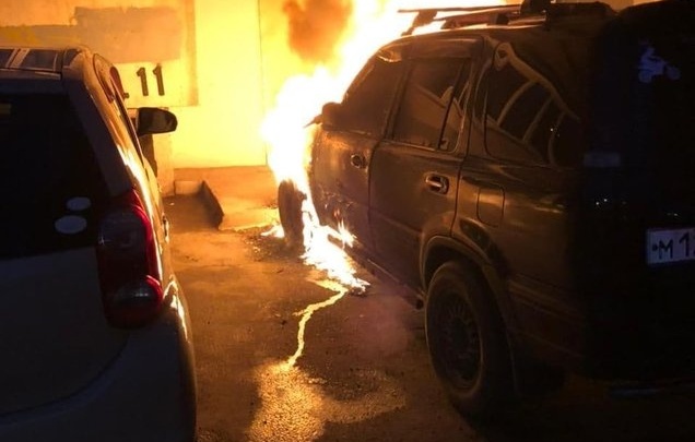 Две иномарки сгорели на улице Цимлянская в Иркутске из-за поджога