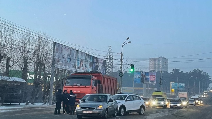 Три легковушки и грузовик столкнулись у «Макси» в Чите