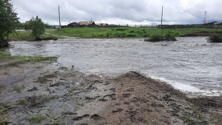 Река Куэнга вышла из берегов в Сретенском районе и подтопила 17 домов
