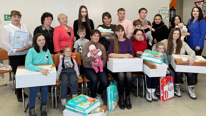 Всем новорожденным Каларского округа в 2022 году будут дарить наборы с одеждой и игрушками