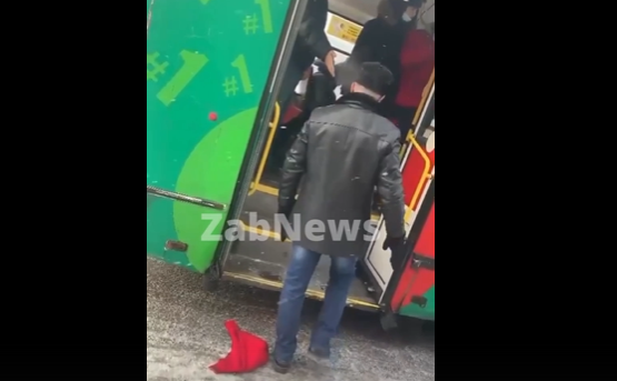 Пассажиру троллейбуса оторвали капюшон, когда выпихивали за отказ надеть маску в Чите