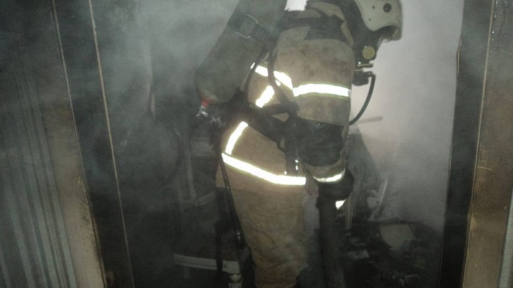 Один человек погиб и трое спасены из горящего жилого дома в Железнодорожном районе Читы