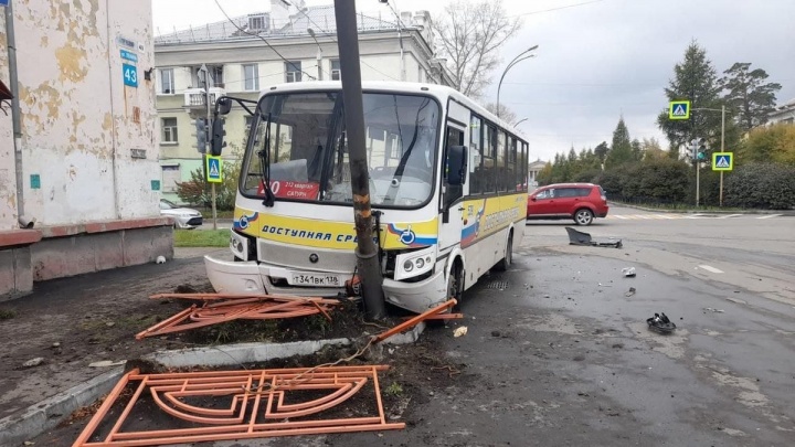 Автобус №20 столкнулся с «Ладой» на перекрёстке в Ангарске