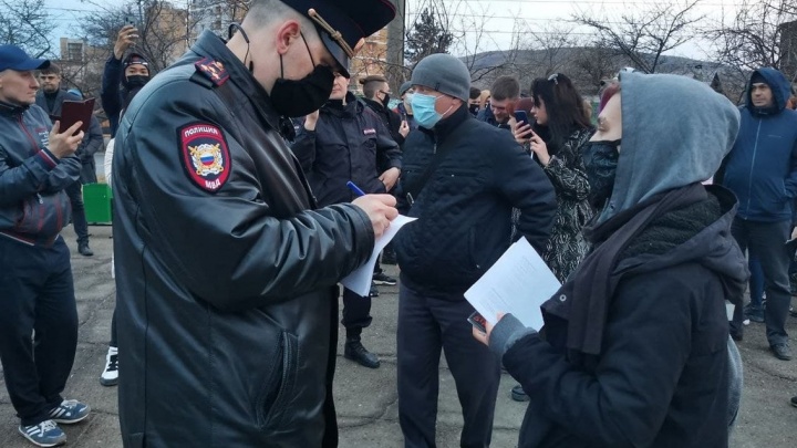 Полковник Туманов попросил митингующих разойтись с несанкционированной акции в Чите