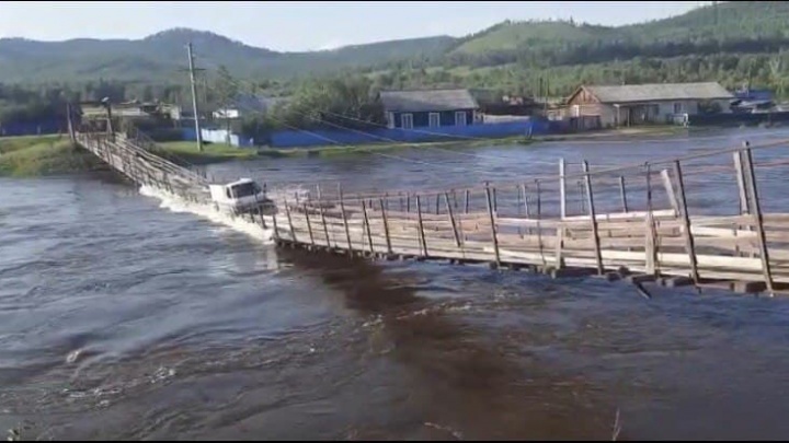Подрядчики отказываются восстанавливать лопнувший мост в Урюме