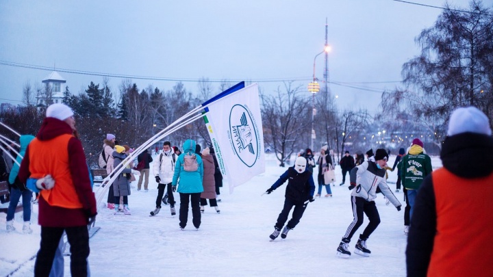 День студентов отметили в Иркутске массовым катанием на коньках на Конном