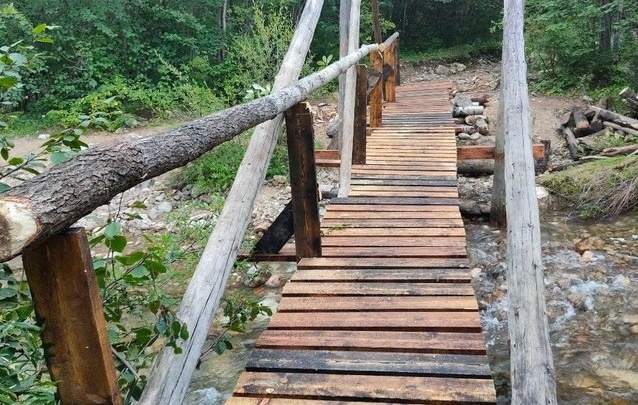 Сломанный мост через реку Слюдянку отремонтировали на пути к метеостанции «Хамар-Дабан»