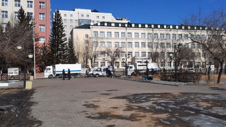 Площадь Ленина перекрыли в Чите, людей пускают по паспортам